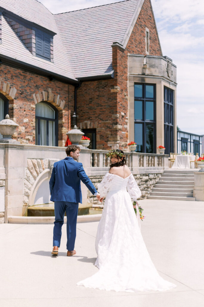 couple at Oakwood Country Club fountain