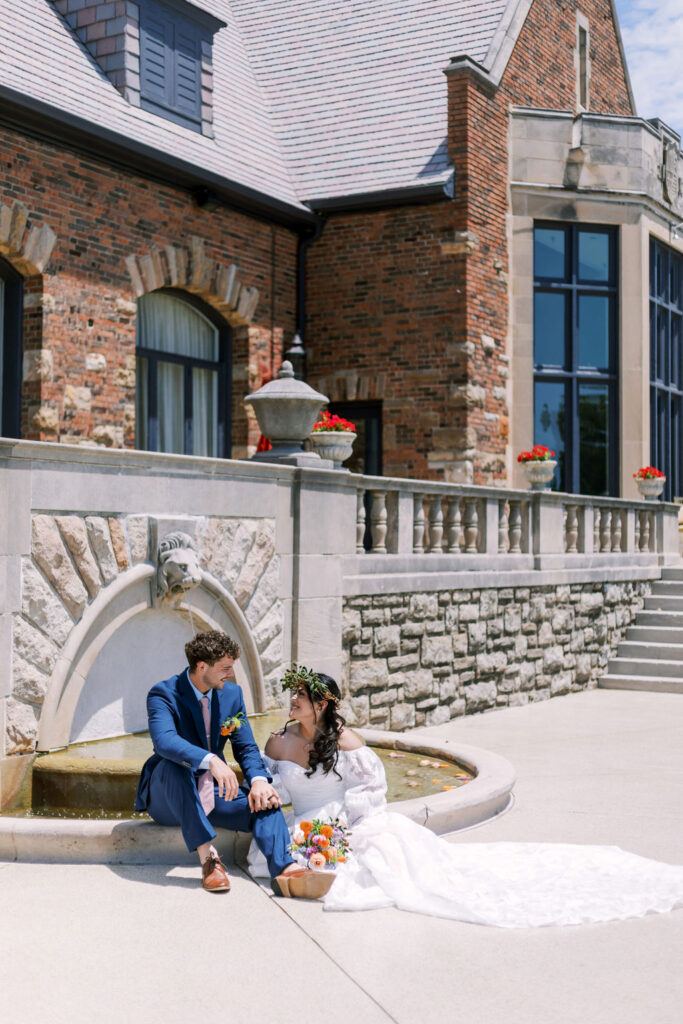 couple at Oakwood Country Club fountain