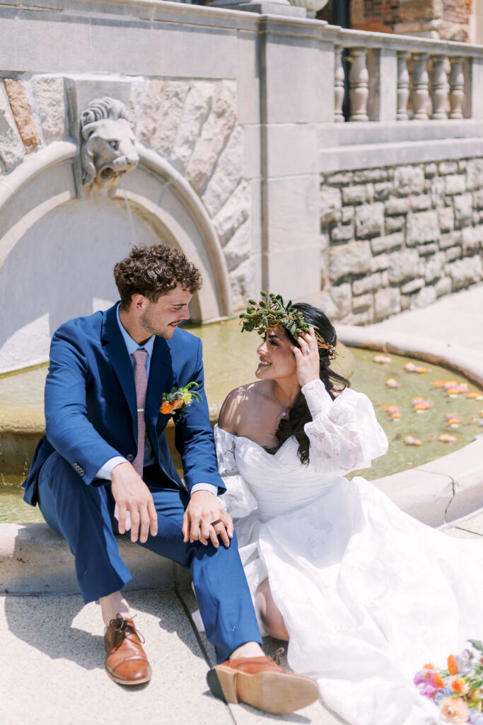 couple at Oakwood Country Club fountain